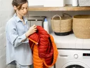 Грешката, която повечето домакини допускат при слагането на дрехите в пералнята