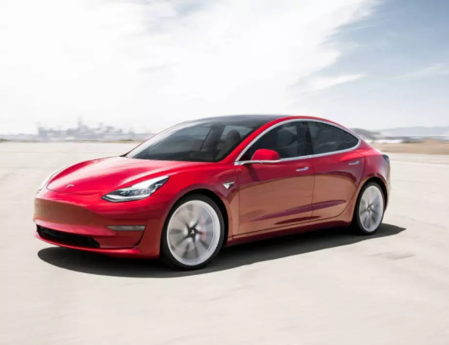 Tesla ще изтегли над 1 милион автомобила заради повреда