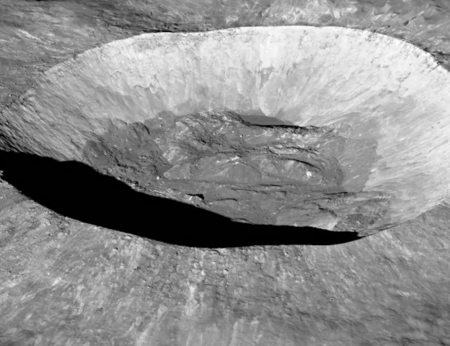 Китайски апарат намери двойно доказателство за наличие на вода на Луната