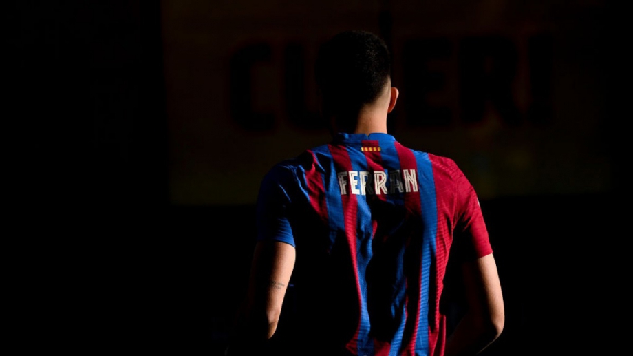 Barcelona lowers Sergio Roberto's salary to register Ferran Torres thumbnail