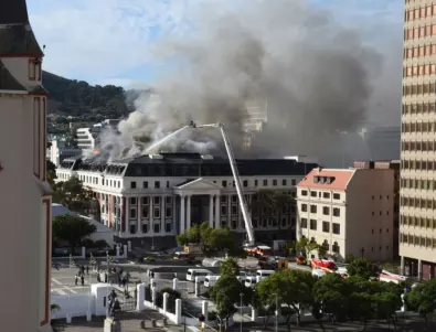 Проблемите с пожара в парламента на ЮАР продължават