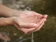 Потопете лявата си ръка във вода. Ще се изненадате какво ще усетите