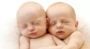 Изумително: Жена на 70 години роди близнаци
