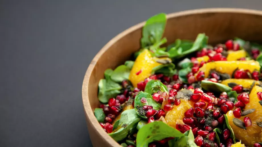 Зимна салата с портокал и нар 