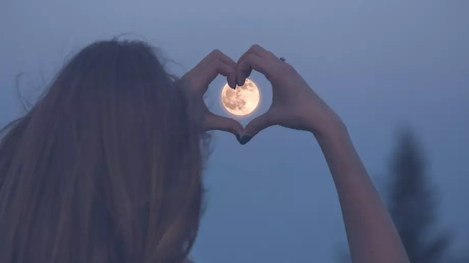 Как всяка от 8-те лунни фази се отразява на любовния ви живот   