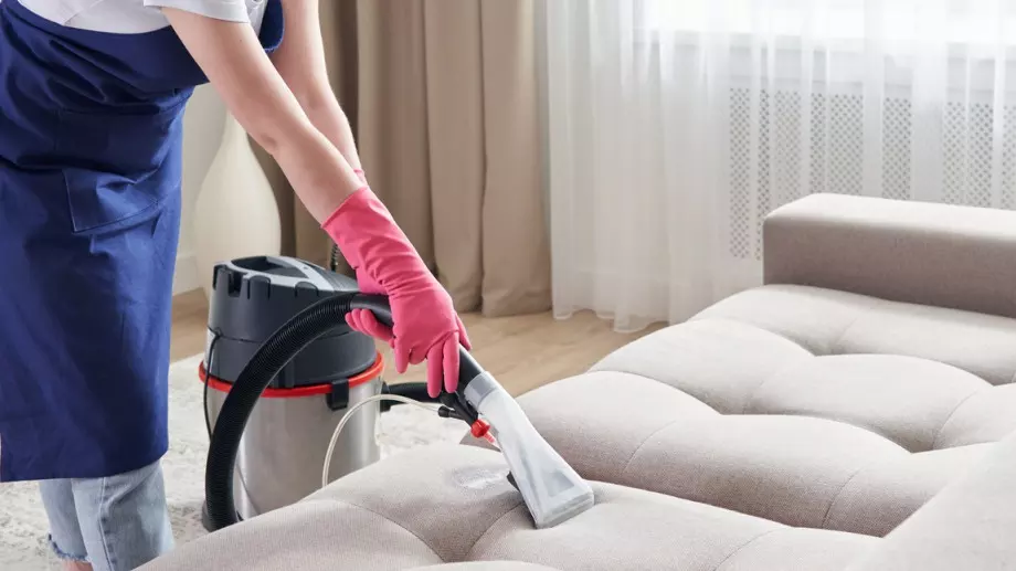 Есенно почистване: Как и колко често се пере диван?