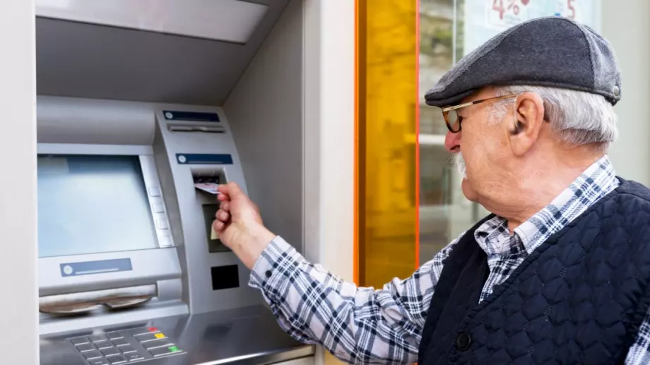 Социалният министър разкри с колко ще се повишат пенсиите през 2022 г.