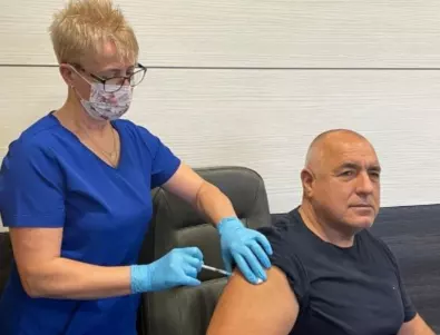 Вълна от коментари във Facebook, Борисов се ваксинира без маска (СНИМКА)