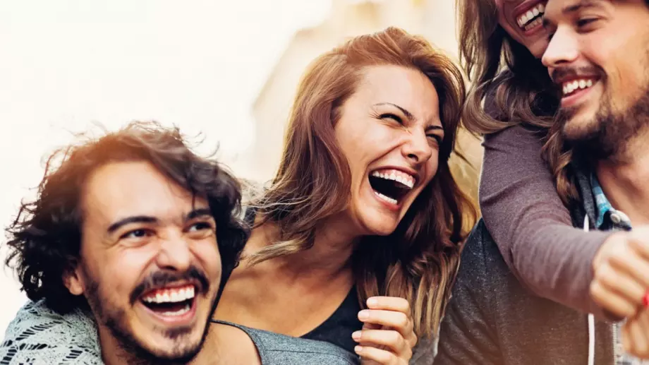 Виц за добро утро: Блондинка на гарата.