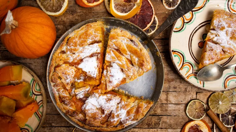 Тиквеник с кори от баница с пудра захар