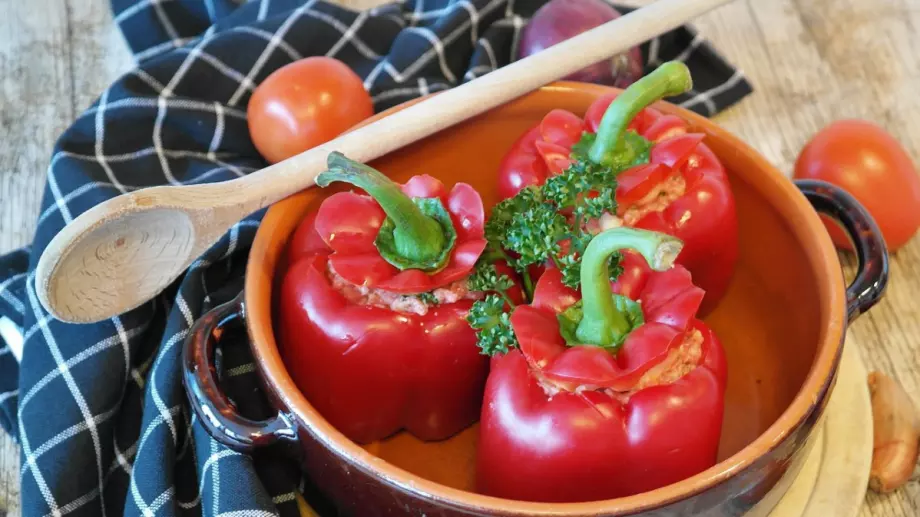 Специална рецепта за печени чушки със сирене, за които не спирам да разказвам