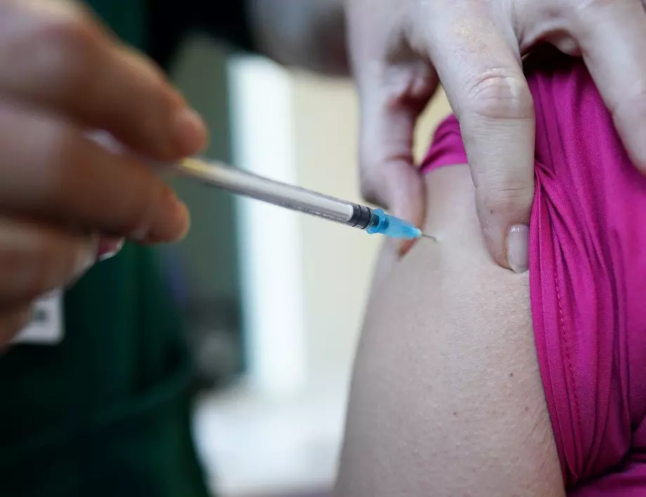 Русия започва ваксинирането срещу коронавирус на младежи от 12 до 17 години 