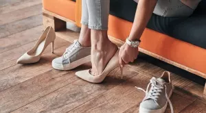 Жените знаят колко труден е изборът на обувки Сред цялото