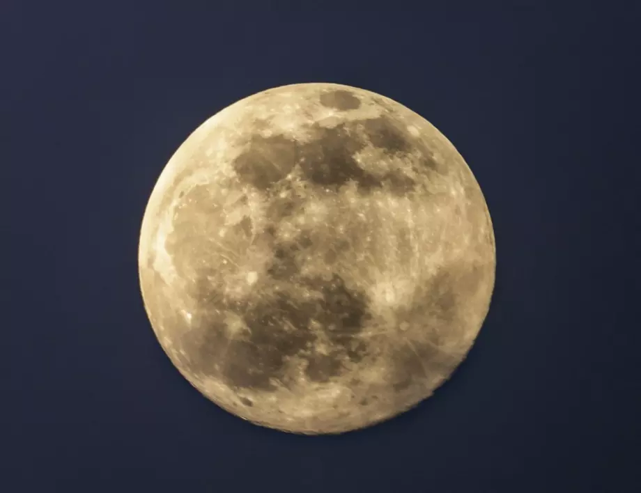 Учени обясниха загадъчните свойства на лунните проби от "Аполо"