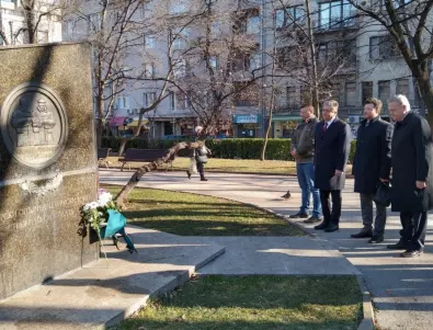 Президентът Първанов и лидерът на АБВ положиха цветя на Паметника на победителите