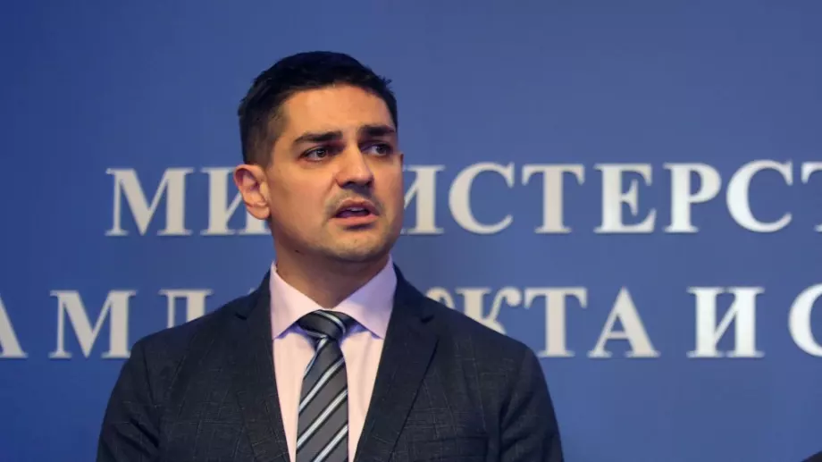Радостин Василев обясни "Кръстникът на мафията" ли го сдобри с Раева