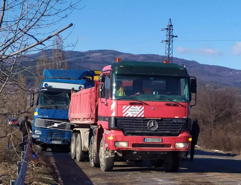 Автобус за Косово се удари в камион край Кюстендил
