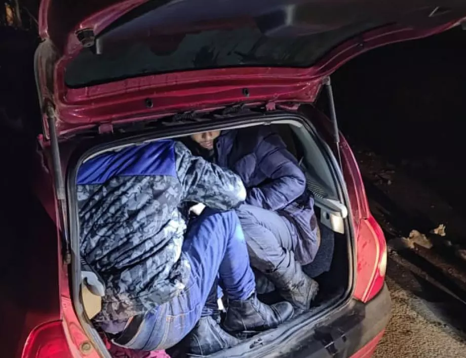 Трима каналджии и 20 нелегални мигранти задържаха край Елхово