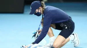 Момиче колабира на корта и стресна всички на Australian Open (ВИДЕО)