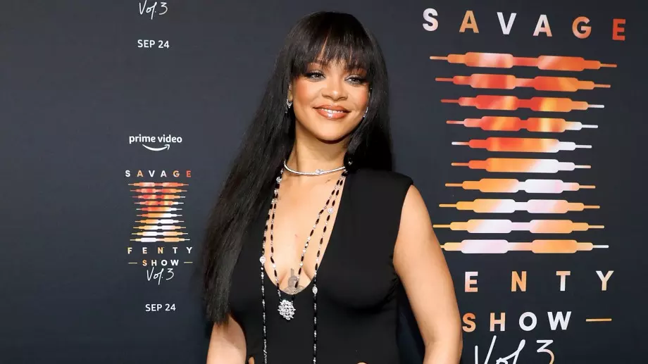 Бременната Риана с нова снимка на наедрялото ѝ коремче