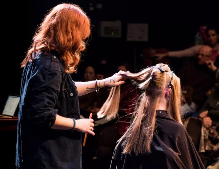 Концертна зала в Амстердам става фризьорски салон - как и защо? (СНИМКИ)