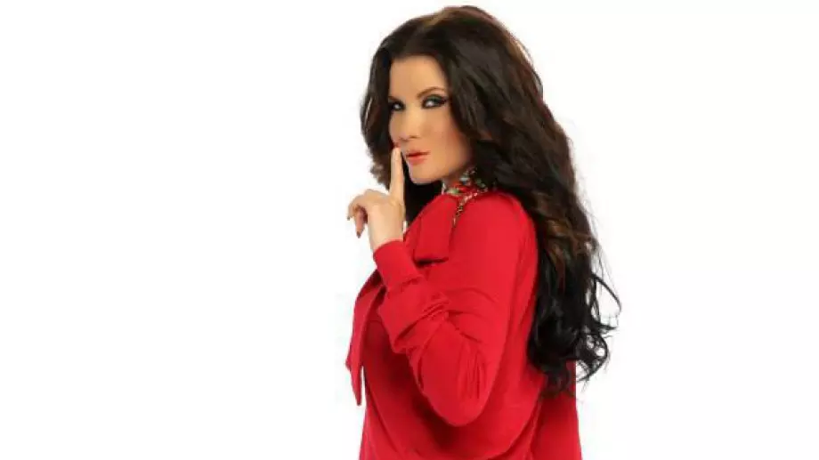 Помните ли поп-фолк певицата Теодора? Завърна се! (ВИДЕО)