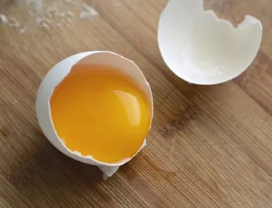 Птицевъд с ценен съвет: Гледайте ЦВЕТА на жълтъка, преди да изядете яйцето (ВИДЕО)