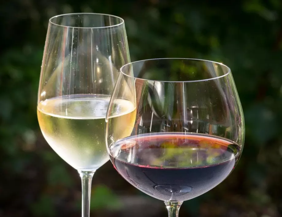Виното пази от коронавирус, но бирата - не
