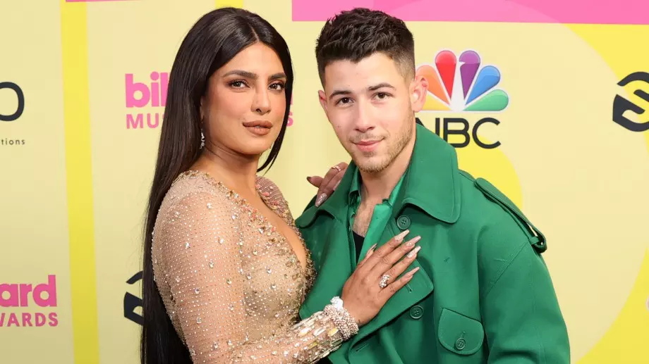 Приянка Чопра показа новородената си дъщеричка (СНИМКА)