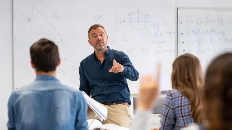 Почти 30% от учителите не са получили по-високи заплати. Защо?