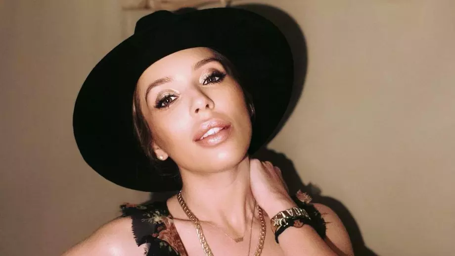 Дъщерята на Стоичков в чалга клип по сутиен (СНИМКИ)