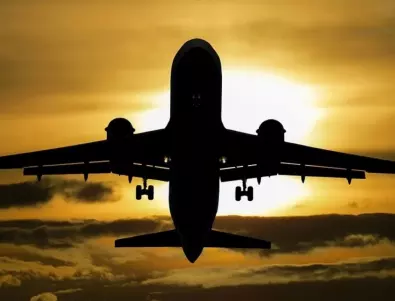 Шокираща случка: Мъж пътува 8 часа в самолет абсолютно сам (ВИДЕО)