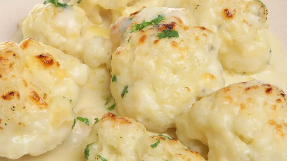 Карфиол със сос с топено сирене