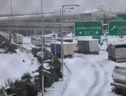 Снежна буря и заледени пътища в Гърция