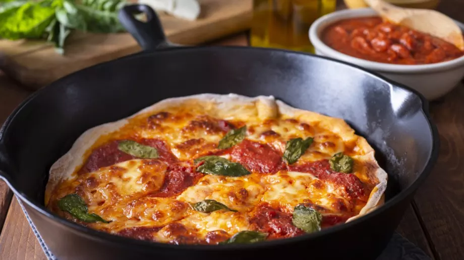 Перфектното ястие на тиган от яйца, царевица и кашкавал