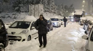 Гърция дава по 2000 евро на хиляди шофьори, блокирани в снежен капан