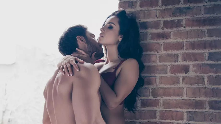 Виц за днес: Жена крие любовник