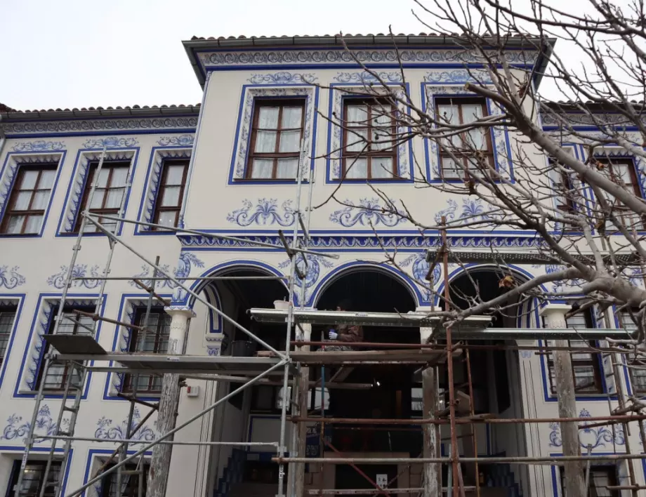 Фасадата на една от най-впечатляващите къщи в Пловдив грейна в оригиналния си вид