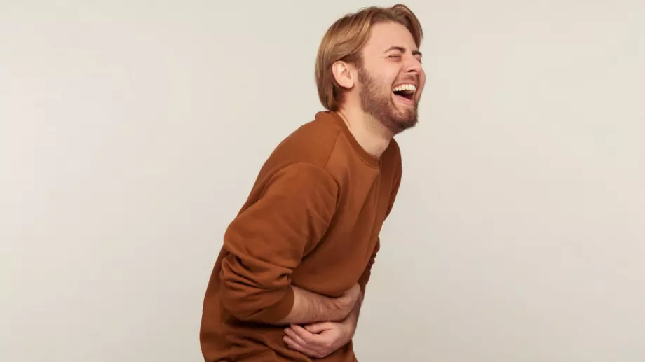 Виц за добро утро: Мъж играе карти пред блока