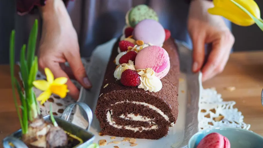 Домашно шоколадово руло с нежен крем (ВИДЕО)