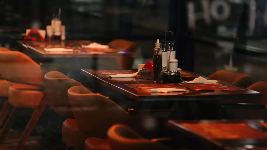 Ресторантьорите се разгневиха на Денков: Разбира по-малко от туризъм от нищо неразбиращата министърка