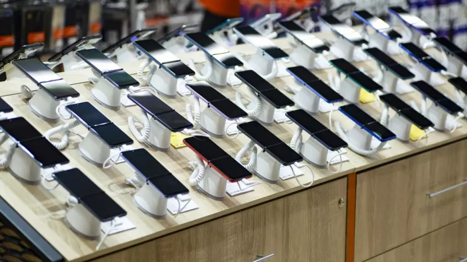 Технологична криза: Доставките на смартфони удариха невиждано дъно от 2013 година