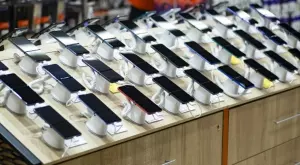 Световният пазар на смартфони ще достигне най-ниското си ниво от десетилетие тази година