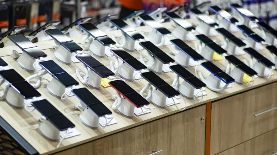Световният пазар на смартфони ще достигне най-ниското си ниво от десетилетие тази година