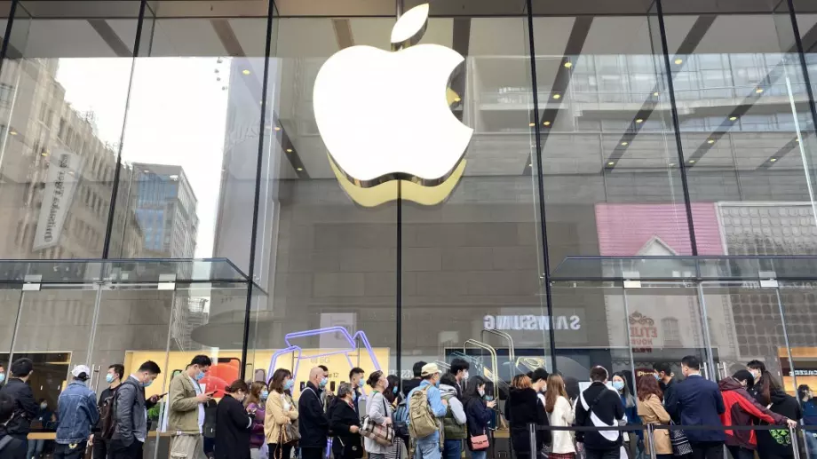 Огромни опашки и в очакване на Тим Кук: Apple откри първия си магазин в Индия