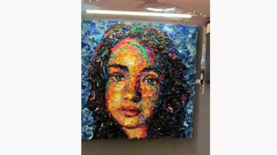 Художничка създава впечатляващи картини от нестандартни материали (ВИДЕО)