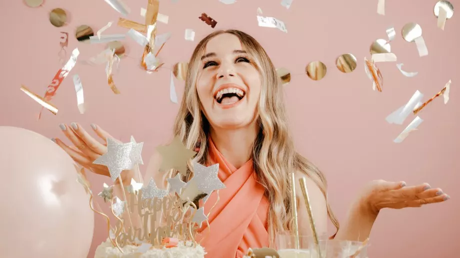 Виц на деня: Блондинка има рожден ден