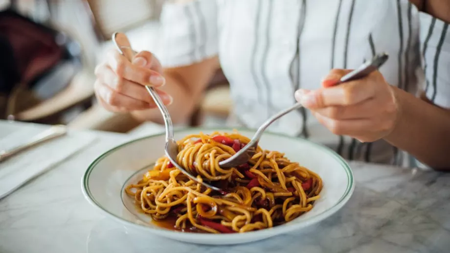 Божествено вкусна паста с моцарела и чери домати