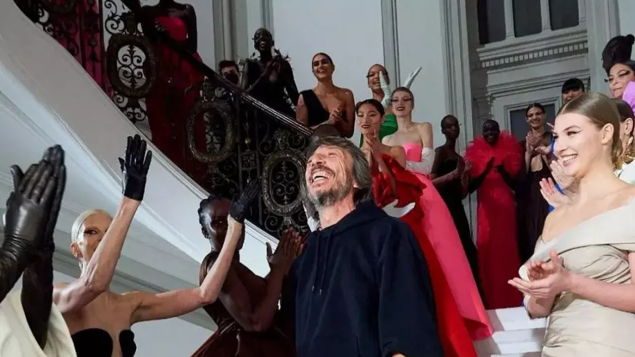 Модели с извивки и бели коси представиха Valentino (ВИДЕО)