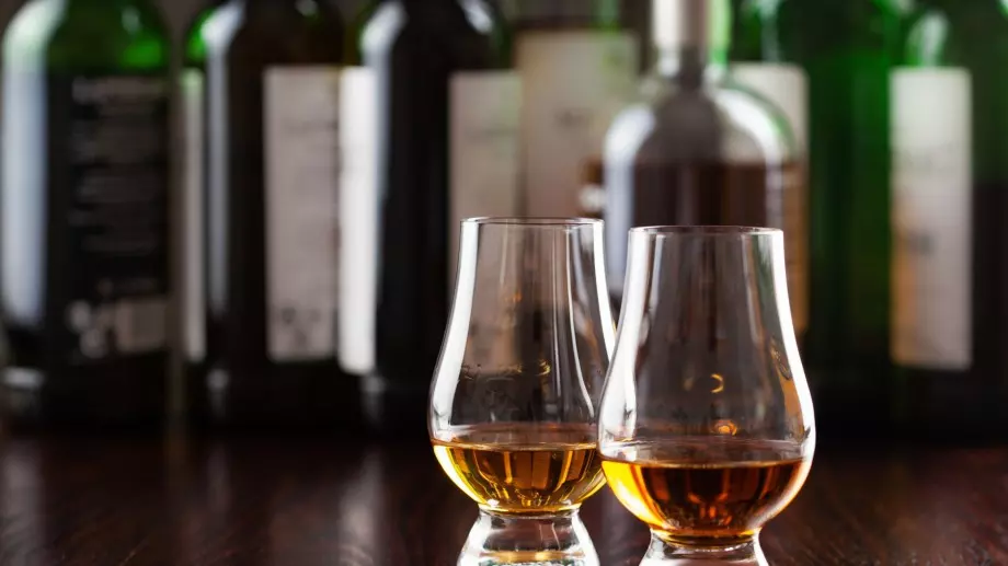 Виц на деня: На Коледа звънят на собственика на магазин за алкохол